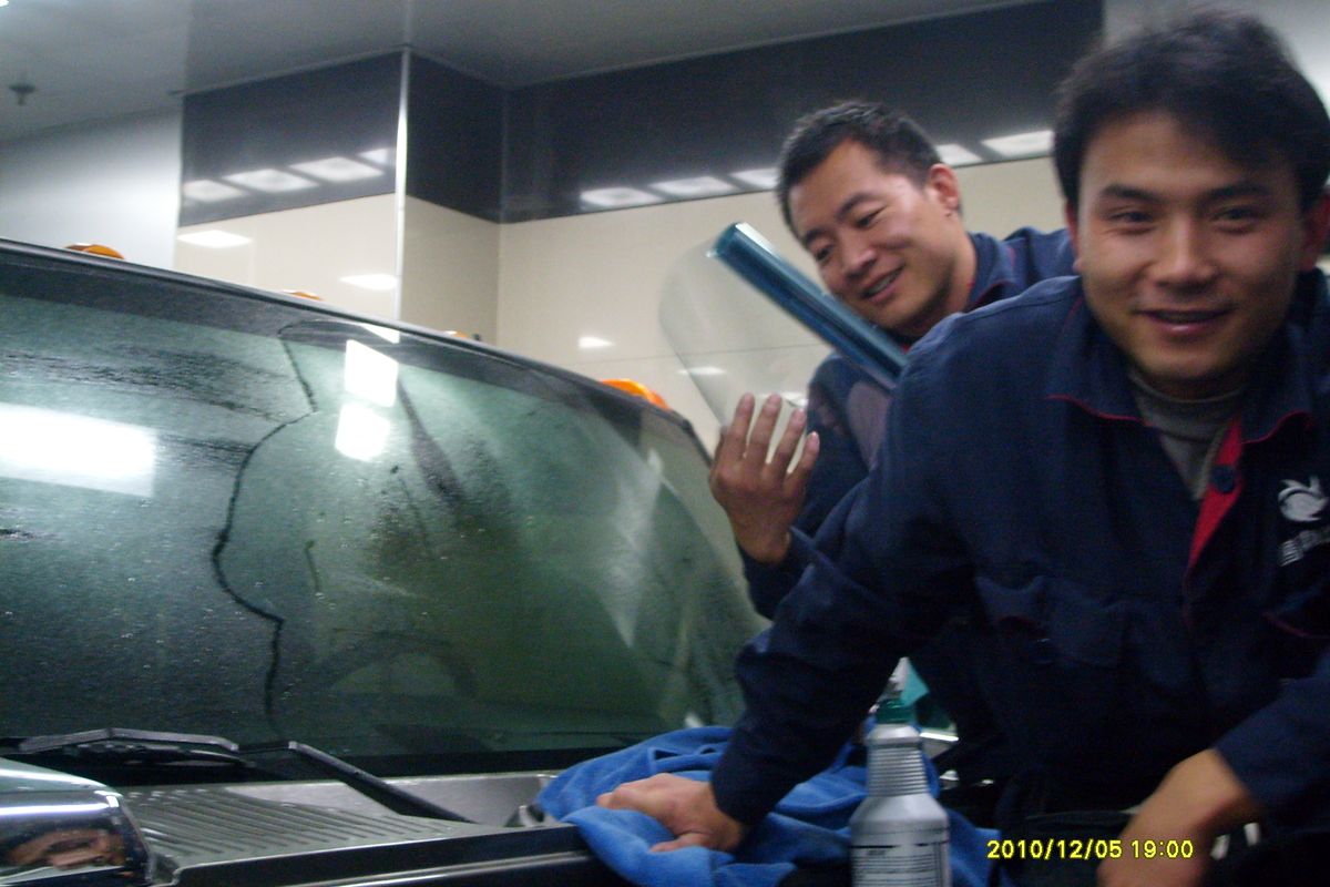 2010年贴膜施工现场——团队协作，专注每一个细节（照片日期戳：2010/12/05）